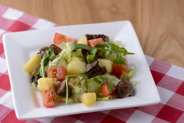 Friska blanda frukost lunch middag på en tallrik, potatis, grillat kött, tomater, sallad, sås i café, restaurang. — Stockfoto