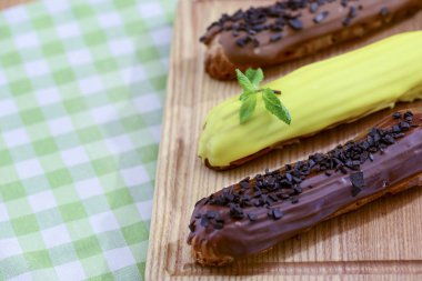 Geleneksel Fransız tatlısı, ekose pastası, ekose kumaşla kaplı bir masanın üzerinde tahtanın üzerinde üç parça..