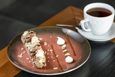 Konyaklı tereyağlı turta tatlısı. Macar mutfağının alışılmadık tarifi.