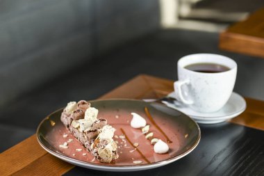 Konyaklı tereyağlı turta tatlısı. Macar mutfağının alışılmadık tarifi.