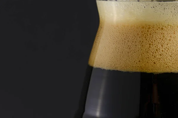 黒を背景に冷たいダーククラフトビールの1つの背の高いガラス。閉めろスペースのコピー — ストック写真