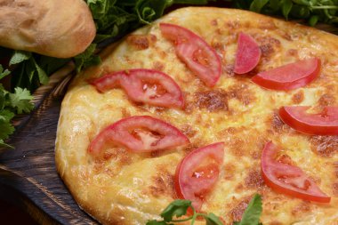 Osetya Khachapuri peynirli turtası. Geleneksel Gürcistan Chakhragina khachapuri, Patates peyniriyle Osetya turtası.