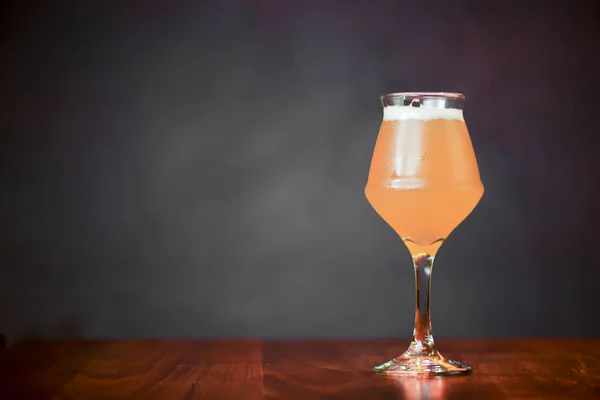 Vaso de cerveza ligera en la mesita de bar. Bebida alcohólica. Concepto de fotografía de alimentos, espacio de copia . — Foto de Stock