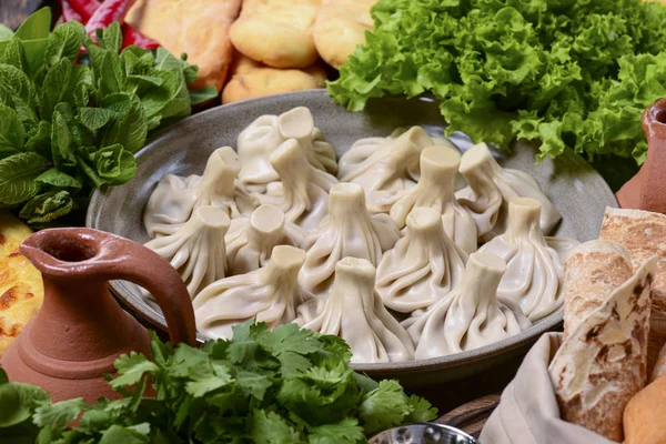 Top view of traditional Georgian cuisine: Kolkh and Adjara khachapuri, khinkali dumplings, shotis puri, kubdari or kubed — Stock Photo, Image