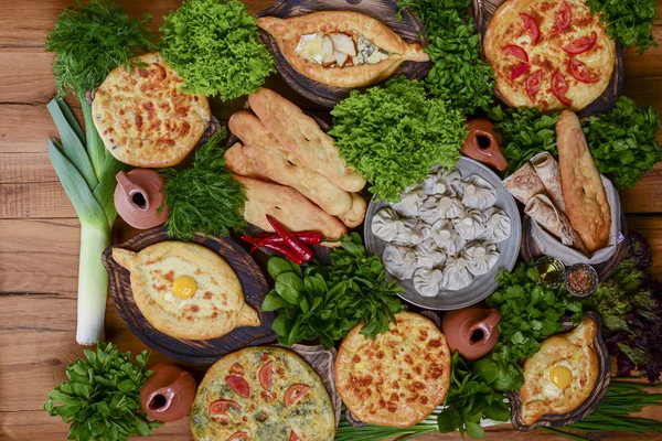 Geleneksel Gürcistan mutfağının en iyi manzarası: Kolkh ve Adjara khachapuri, khinkali hamur tatlısı, shotis puri, kubdari veya kubed