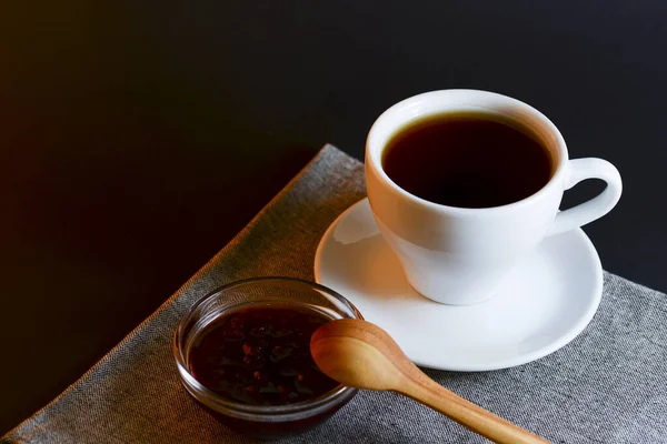 Honig, Zitrone, Waben und eine Tasse Tee auf einem Holztisch vor braunem Hintergrund. Heißgetränk mit trockener Zitrone. — Stockfoto
