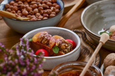 Geleneksel Gürcistan tatlıları ve tatlıları. Baklava, nakhini, khinkali, matzoon, church chkhela, shotis puri veya shot