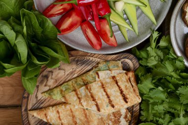 Sebzeli ev yapımı lavaş ekmeği, ıspanak ve marul eski ahşap arka planda. Geleneksel Gürcü mutfağı