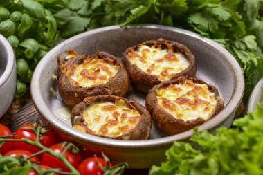 Gürcistan mutfağı. Ketsi tavasında pişirilmiş suluguni peyniri ve sebzeli shampignon mantarı.