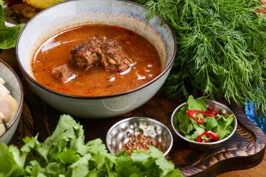 Kharcho bir kâsede lezzetli bir çorba. Sığır eti, pirinç, kiraz püresi ve doğranmış ceviz ile harço çorbası.