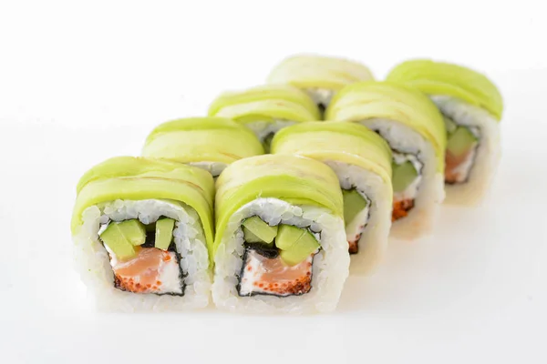 Uramaki tori sushi, un conjunto de rollos verdes con queso crema en el interior aislado en blanco. Ocho pedazos de rollos de sushi . — Foto de Stock