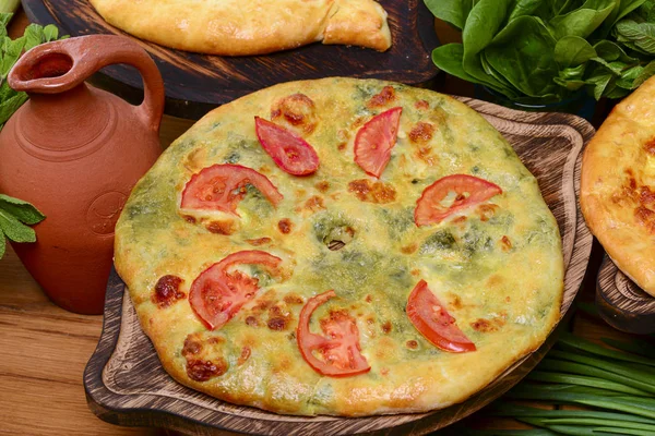 Osetya Khachapuri peynirli turtası. Geleneksel Gürcistan Chakhragina khachapuri, Patates peyniriyle Osetya turtası.