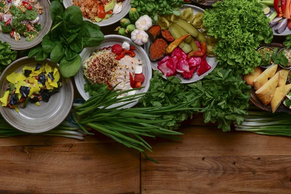 Presentatie van de Georgische keuken. Gebakken champignons met suluguni kaas, Tbilisi Caesar, caprese, lavash brood, Pkhali — Stockfoto