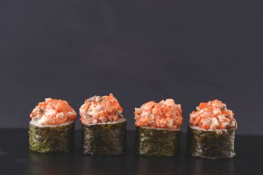 Dört parça baharatlı Maki suşi, yanında da füme yılan balığı, peynir ve havyar..