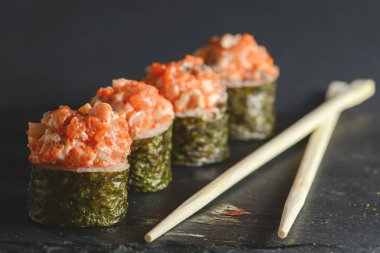 Dört parça baharatlı Maki suşi, yanında da füme yılan balığı, peynir ve havyar..