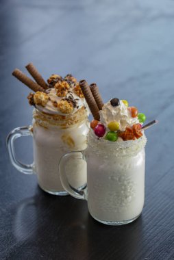 İki bardak ya da kırsal ahşap masada garip titreşimler. Karamelli lokum şekerli milkshake kokteyli.