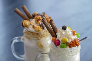 İki bardak ya da kırsal ahşap masada garip titreşimler. Karamelli lokum şekerli milkshake kokteyli.