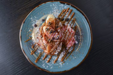 Fıstık ezmeli, karamelli, muzlu ve dutlu tatlı sandviç. Meyveli tatlı..