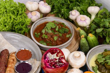 Geleneksel Gürcü mutfağı. Matzoon Okroshka, Khash Chikhirtma Harcho Çorbası, Dolma Chanakhi Chashuli Chkmeruli Kupati