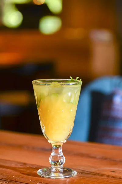 Cider, glögg gjort på vitt vin i ett glas på ett träbord med suddig bakgrund. — Stockfoto