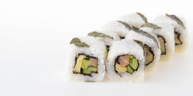 Krem peynirli ve somonlu suşi ruloları beyaz arka planda izole edilmiş..