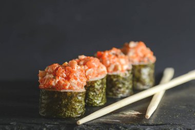 Dört parça baharatlı Maki suşi, yanında da füme yılan balığı, peynir ve havyar..