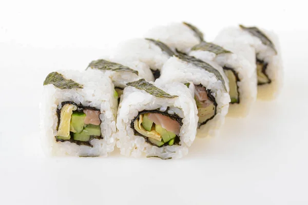 Set de rollos de sushi con queso crema y salmón en su interior aislados sobre un fondo blanco . — Foto de Stock
