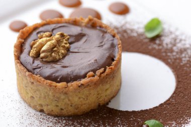 Bulgur, jambon jambon, sos ve sebze salatası karışımı. Mavi bir tabakta servis edilen domates ve salatalıklar..