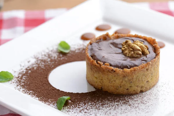 Bulgur, jambon jambon, sos ve sebze salatası karışımı. Mavi bir tabakta servis edilen domates ve salatalıklar..