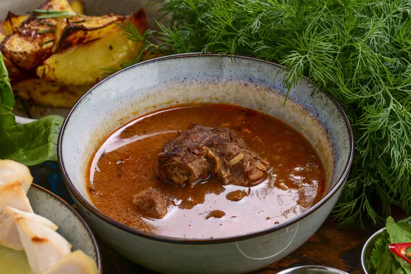 Sopa deliciosa Kharcho em uma tigela. Sopa Harcho com carne, arroz, purê de ameixa de cereja e nozes picadas — Fotografia de Stock