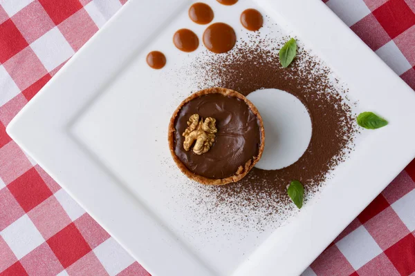 Czekoladowy creme brulee z kakao w proszku, orzechy włoskie i liść mięty. Tradycyjny francuski deser waniliowy. — Zdjęcie stockowe
