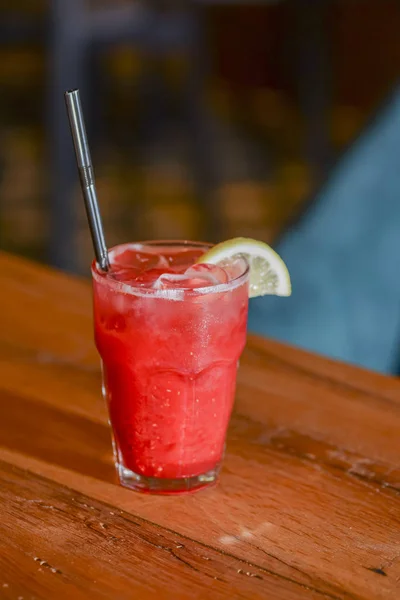 Cóctel clásico de verano alcohólico con decoración de limón y menta en una mesa de bar . — Foto de Stock