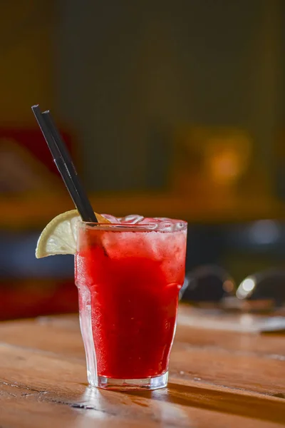 Classico cocktail estivo alcolico con limone e menta guarnire su un tavolo da bar . — Foto Stock