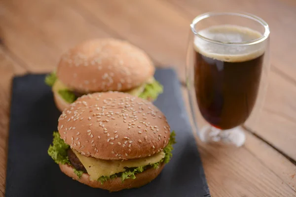 Zwei Hamburger, Cola auf dem rustikalen Holztisch. Fast Food, Junk Food Konzept. Food-Fotografie-Konzept. — Stockfoto