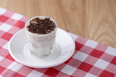 Ekşi kremalı, cevizli ve çikolatalı kremalı panço keki tatlısı. Metin için alanı kopyala.