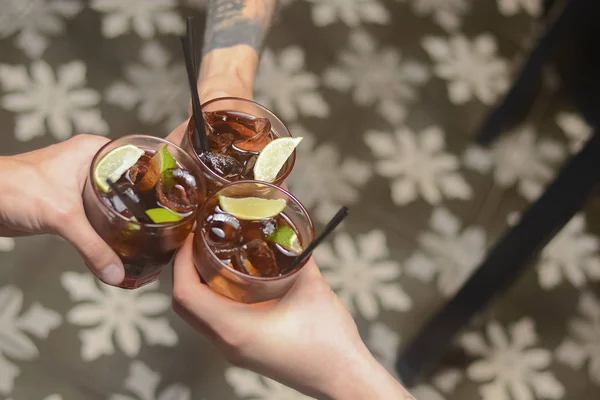 Gafas con cócteles celebradas por amigos felices en la fiesta. ¡Salud! Bebidas alcohólicas de zumo . —  Fotos de Stock