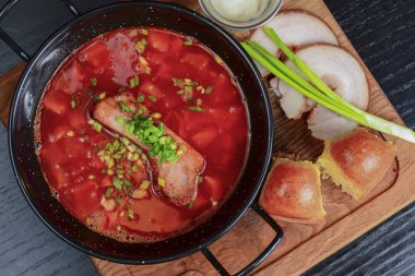 Geleneksel Ukrayna Rus sebze çorbası. Kavanozda Ukrayna pancar çorbası, yeşil ve sarımsaklı ekmek.