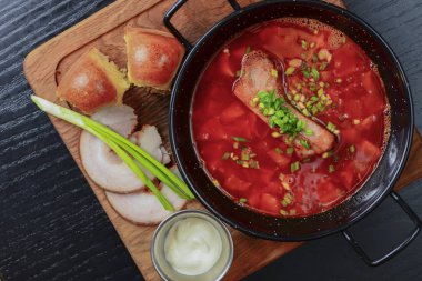 Geleneksel Ukrayna Rus sebze çorbası. Kavanozda Ukrayna pancar çorbası, yeşil ve sarımsaklı ekmek.