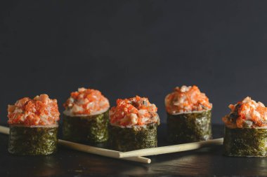 Beş parça baharatlı Maki suşi, yanında da füme yılan balığı, peynir ve havyar..