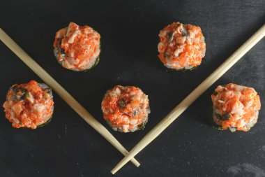 Beş parça baharatlı Maki suşi, yanında da füme yılan balığı, peynir ve havyar..