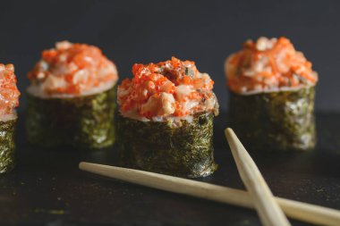 Dört parça baharatlı Maki suşi, yanında da füme yılan balığı, peynir ve havyar..