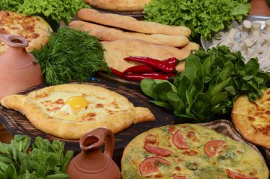 Geleneksel Gürcistan mutfağının en iyi manzarası: Kolkh ve Adjara khachapuri, khinkali hamur tatlısı, shotis puri, kubdari veya kubed