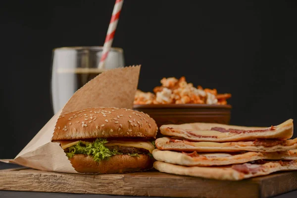 Tasty and appetizing hamburger on a darkly green background — Stock Photo, Image