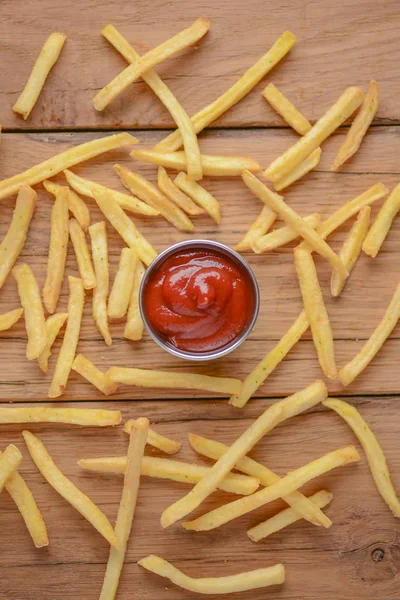 Traditionelle Pommes frites mit Ketchup in Sauce Pfanne über rustikalen Holztisch. Fastfood-Konzept, Junk-Food-Konzept. — Stockfoto