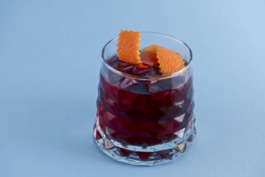 Meyve yaz kokteyli. Buzlu ve portakal kabuklu alkol..