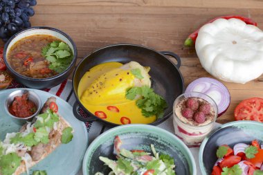 Kırmızı biber ve kıyma ve kabak sosu kırsal ahşap bir masada servis edilir..