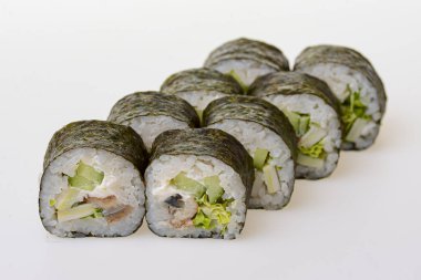 Sekiz suşi taze makarna, beyaza izole edilmiş. Philadelphia peynirli makarna seti. Japon mutfağı..