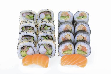 Japon suşisi ve rulo beyaz arka planda.