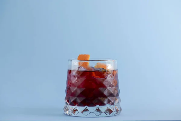 Letni koktajl owocowy napój alkoholowy z lodem i skórką pomarańczy. — Zdjęcie stockowe
