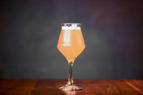Bicchiere di birra leggera sul tavolo del bancone nel bar. Bevanda alcolica. Concetto di fotografia alimentare, spazio copia . — Foto Stock